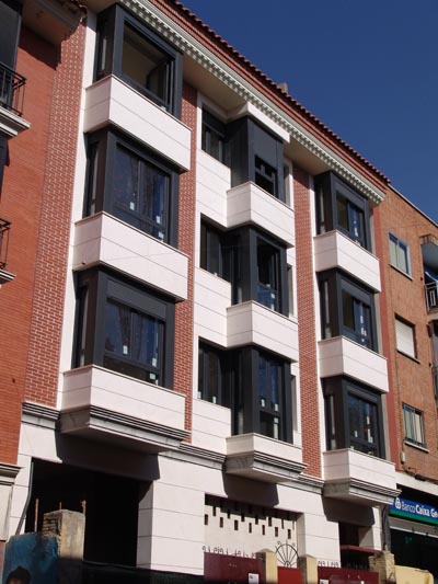 Edificio entre medianerias de 21 viviendas en Plaza del Salvador y Avda. Fuenlabrada. LeganÃ©s.