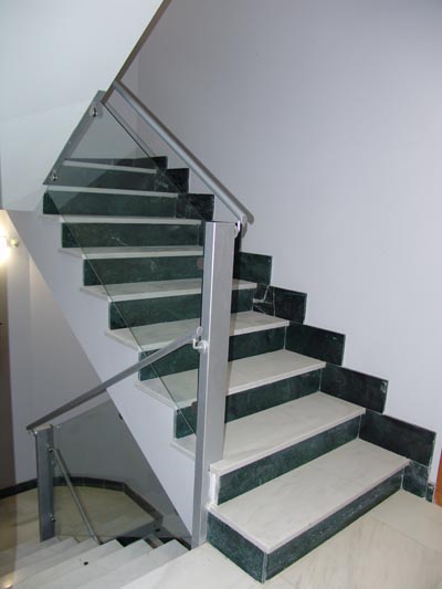 Edificio entre medianerias de 21 viviendas en Plaza del Salvador y Avda. Fuenlabrada. LeganÃ©s.