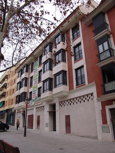 Edificio entre medianerias de 21 viviendas en Plaza del Salvador y Avda. Fuenlabrada. LeganÃ©s.