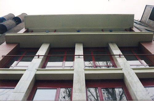 Edificio entre medianerÃ­as en Plaza del Salvador para sede de la Empresa Municipal del Suelo de LeganÃ©s.