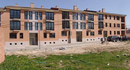 Edificio entre medianerÃ­as de 30 viviendas en Calle Greco. Fuensalida.