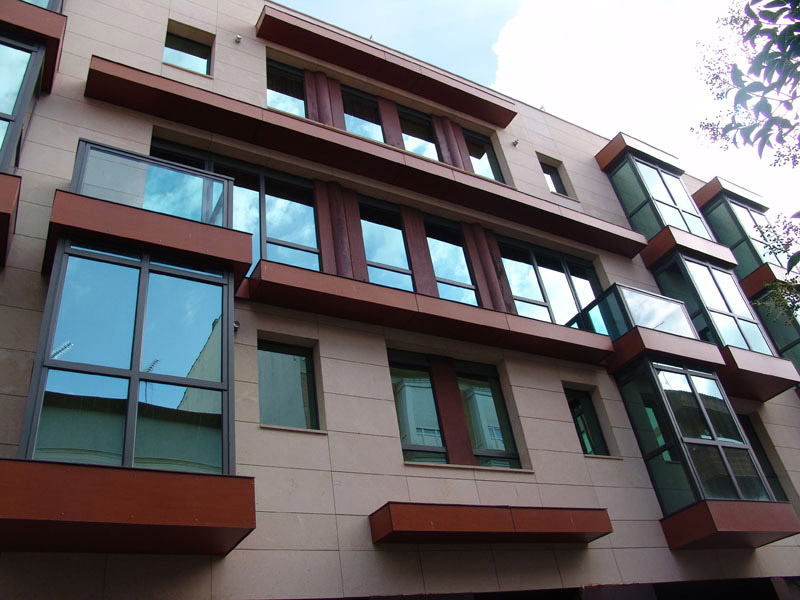 Edificio entre medianerÃ­as de 9 viviendas en Calle JeromÃ­n. LeganÃ©s.