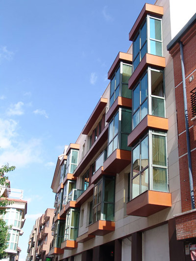 Edificio entre medianerÃ­as de 9 viviendas en Calle JeromÃ­n. LeganÃ©s.