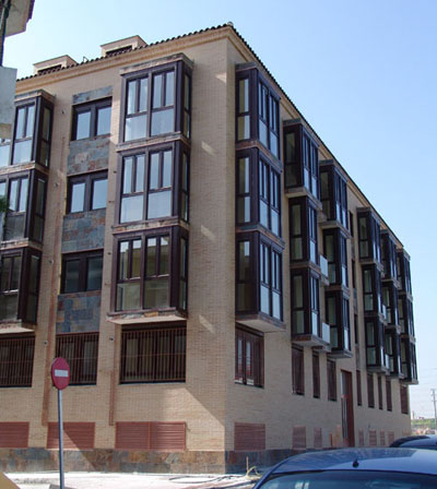 Edificio entre medianerÃ­as de 27 viviendas en Calle Oviedo y Calle Toledo. Vereda de los Estudiantes. LeganÃ©s.