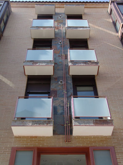 Edificio entre medianerÃ­as de 27 viviendas en Calle Oviedo y Calle Toledo. Vereda de los Estudiantes. LeganÃ©s.