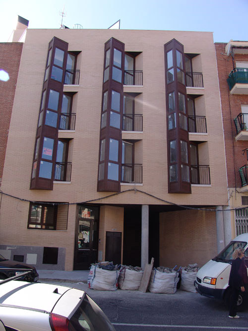Edificio entre medianerÃ­as de 7 viviendas en Calle Palomares. Villaverde Alto. 