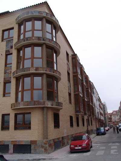 Edificio entre medianerÃ­as de 20 viviendas en Calle Sevilla. Vereda de los Estudiantes. LeganÃ©s.