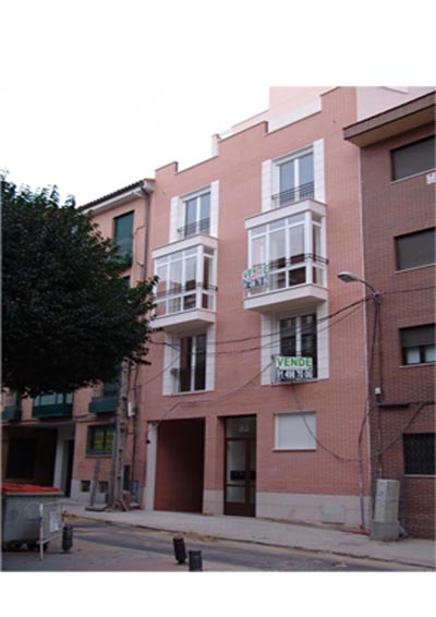 Edificio entre medianerias de 7 viviendas en Calle Alejandro SÃ¡nchez. Carabanchel.